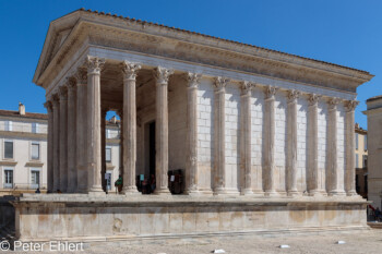 Maison Carrée (ca 50 v. Chr.)  Nîmes Gard Frankreich by Peter Ehlert in Nimes