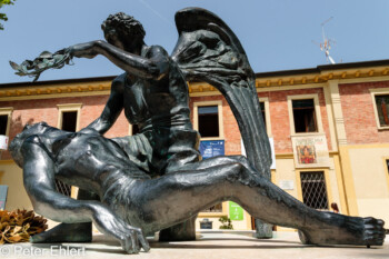 Skulptur am Bahnhof  Bellaria-Igea Marina Provinz Rimini Italien by Peter Ehlert in Wellness in Bellaria