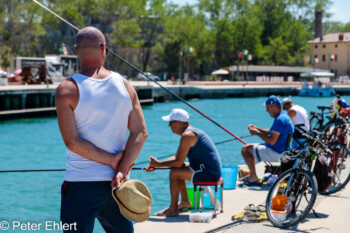 Einer Schaut. 3 angeln  Bellaria-Igea Marina Provinz Rimini Italien by Peter Ehlert in Wellness in Bellaria