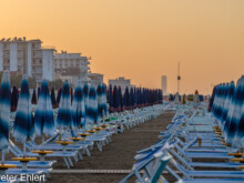 Sonnenschirme am Strand in der Dämmerung  Bellaria-Igea Marina Provinz Rimini Italien by Peter Ehlert in Wellness in Bellaria