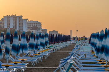 Sonnenschirme am Strand in der Dämmerung  Bellaria-Igea Marina Provinz Rimini Italien by Peter Ehlert in Wellness in Bellaria