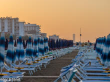 Sonnenschirme am Strand in der Dämmerung  Bellaria-Igea Marina Provinz Rimini Italien by Peter Ehlert in Wellness in Bellaria