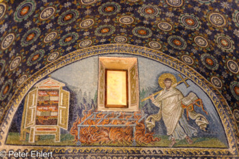 Seitenmosaik mit Fenster  Ravenna Provinz Ravenna Italien by Peter Ehlert in UNESCO Weltkulturerbe in Ravenna