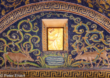 Seitenmosaik mit Fenster  Ravenna Provinz Ravenna Italien by Peter Ehlert in UNESCO Weltkulturerbe in Ravenna