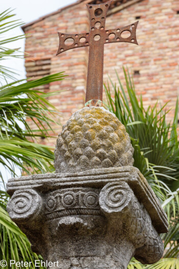 Kreuz mit Pinienzapfen  Ravenna Provinz Ravenna Italien by Peter Ehlert in UNESCO Weltkulturerbe in Ravenna