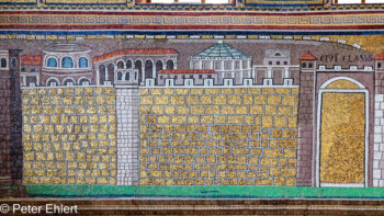 Mosaik mit Mauerdarstellung  Ravenna Provinz Ravenna Italien by Peter Ehlert in UNESCO Weltkulturerbe in Ravenna