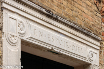 In Hoffnung Gott Inschrift über Eingang  Ravenna Provinz Ravenna Italien by Peter Ehlert in UNESCO Weltkulturerbe in Ravenna