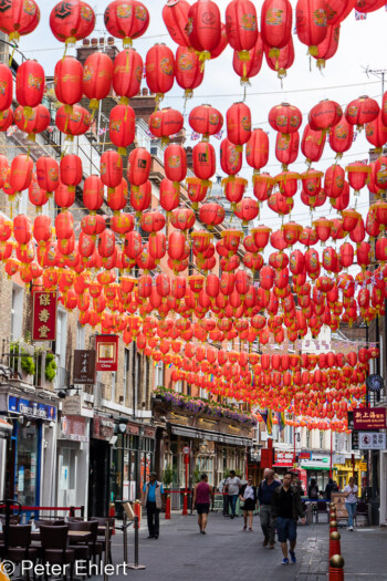 Starsse mit roten Lampions  London England Vereinigtes Königreich by Peter Ehlert in GB-London-china-soho