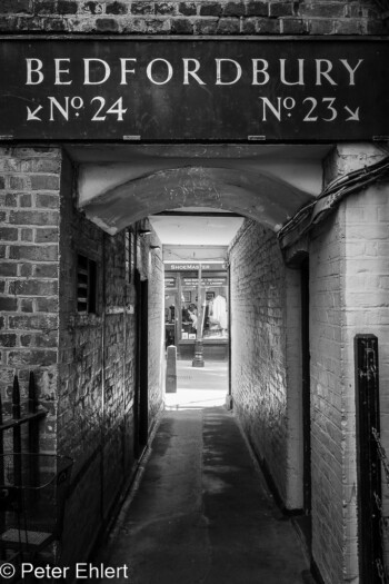 Gasse am Ausgang  London England Vereinigtes Königreich by Peter Ehlert in GB-London-potter