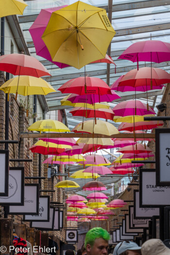Seitengasse mit bunten Regenschirmen  London England Vereinigtes Königreich by Peter Ehlert in GB-London-camden