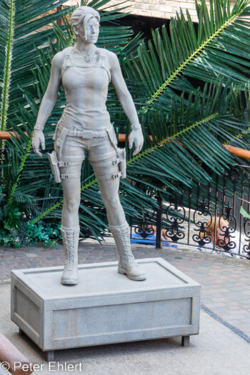 Lara Croft Statue  London England Vereinigtes Königreich by Peter Ehlert in GB-London-camden