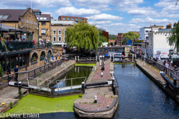 Schleuse und Shops  London England Vereinigtes Königreich by Peter Ehlert in GB-London-camden