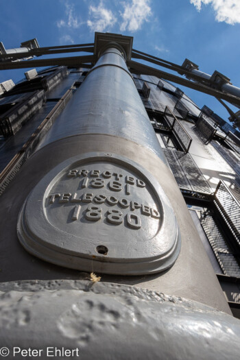 Gusseisener Stempel an Gasometersäule  London England Vereinigtes Königreich by Peter Ehlert in GB-London-gasholder-pancras