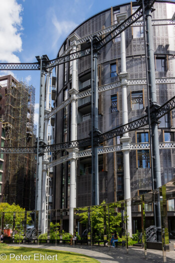 Park und Gebäude  London England Vereinigtes Königreich by Peter Ehlert in GB-London-gasholder-pancras