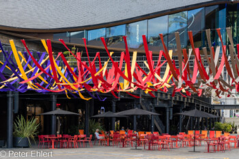 Kunstinstallation mit bunten Bändern  London England Vereinigtes Königreich by Peter Ehlert in GB-London-gasholder-pancras