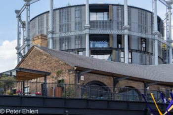 Alter Bahnhof und Gasholder Gebäude  London England Vereinigtes Königreich by Peter Ehlert in GB-London-gasholder-pancras