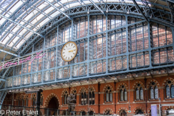 Halle mit Uhr  London England Vereinigtes Königreich by Peter Ehlert in GB-London-gasholder-pancras