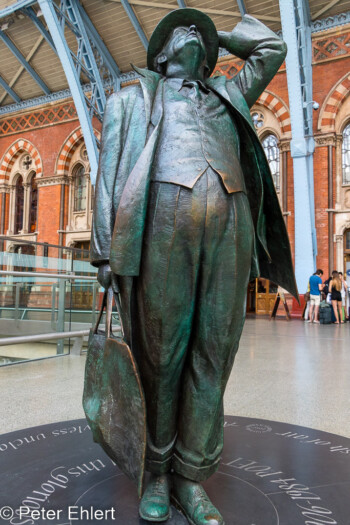 Skulptur Reisender  London England Vereinigtes Königreich by Peter Ehlert in GB-London-gasholder-pancras