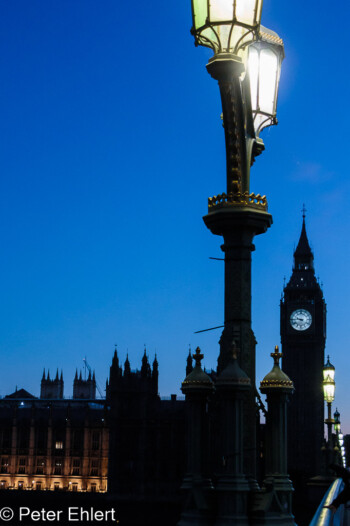 Big Ben und Westminster Bridge Beleuchtung  London England Vereinigtes Königreich by Peter Ehlert in GB-London-trafalgar-westm