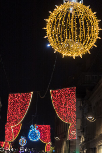 Goldene Kugel mit Vorhängen  Straßburg Département Bas-Rhin Frankreich by Peter Ehlert in Weihnachtsmarkt 2022