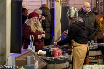 Weisser Glühweinstand am Quai  Straßburg Département Bas-Rhin Frankreich by Peter Ehlert in Weihnachtsmarkt 2022