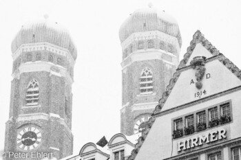 Frauenkirche im Schneegestöber  München Bayern Deutschland by Peter Ehlert in muc-street