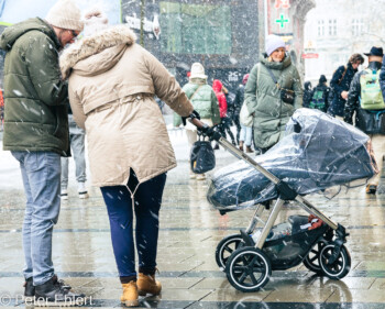 Paar mit Kinderwagen  München Bayern Deutschland by Peter Ehlert in muc-street