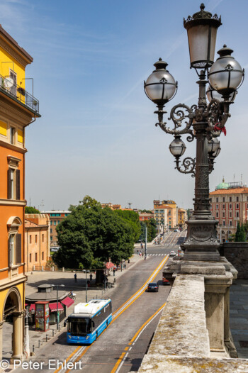 Laterne mit Mauer  Bologna Metropolitanstadt Bologna Italien by Peter Ehlert in