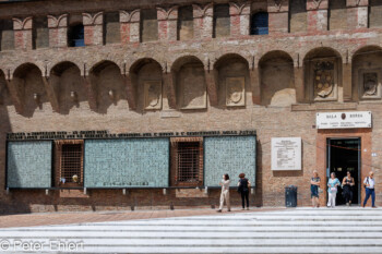 Sala Borsa mit Denkmal für die Gefallenen des Widerstands für   Bologna Metropolitanstadt Bologna Italien by Peter Ehlert in