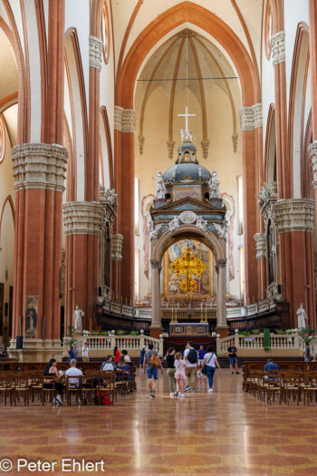 Mittelschiff mit Altar  Bologna Metropolitanstadt Bologna Italien by Peter Ehlert in