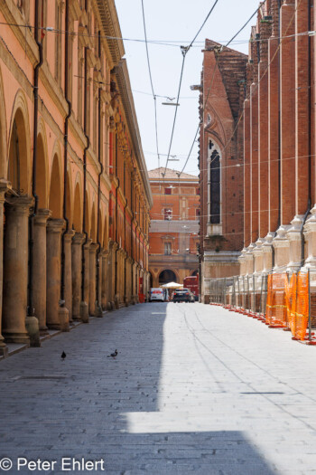 Gasse bei Basilica San Petronio  Bologna Metropolitanstadt Bologna Italien by Peter Ehlert in