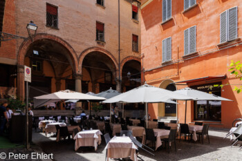 Restaurant auf kleinem Platz  Bologna Metropolitanstadt Bologna Italien by Peter Ehlert in