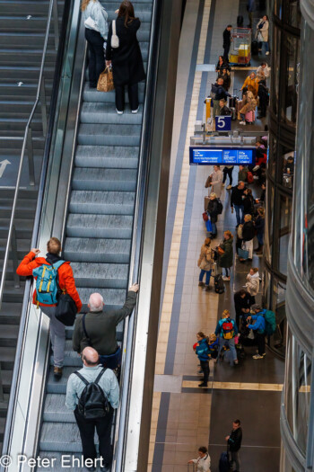 Rolltreppe und Wartende   Berlin Deutschland by Peter Ehlert in Sause in Berlin 2023