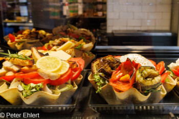 Essbare Salatschalen  Bologna Metropolitanstadt Bologna Italien by Peter Ehlert in