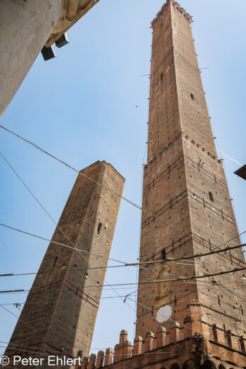 Turm Asinelli und Turm Garisenda  Bologna Metropolitanstadt Bologna Italien by Peter Ehlert in