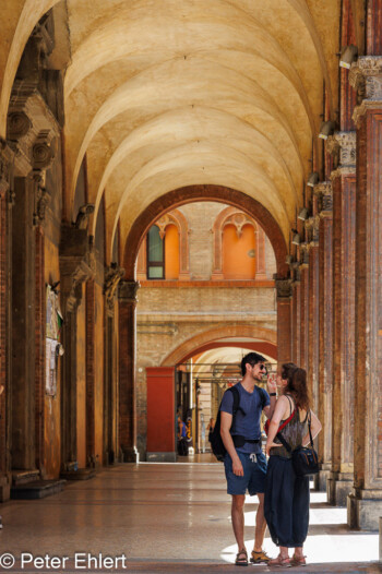 Paar in Arkade  Bologna Metropolitanstadt Bologna Italien by Peter Ehlert in