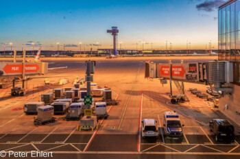 Nach Sonnenuntergang am Gate  Schönefeld Brandenburg Deutschland by Peter Ehlert in Sause in Berlin 2023