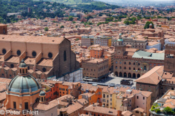 Blick auf Piazza Maggiore und Basilika San Petronio Blick auf Piazza Maggiore und Basilika San Petronio Bologna Metropolitanstadt Bologna Italien by Peter Ehlert in