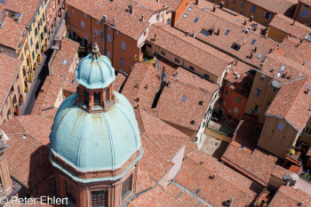 Blick auf Kuppel von Basilica Collegiata dei Santi Bartolomeo e   Bologna Metropolitanstadt Bologna Italien by Peter Ehlert in