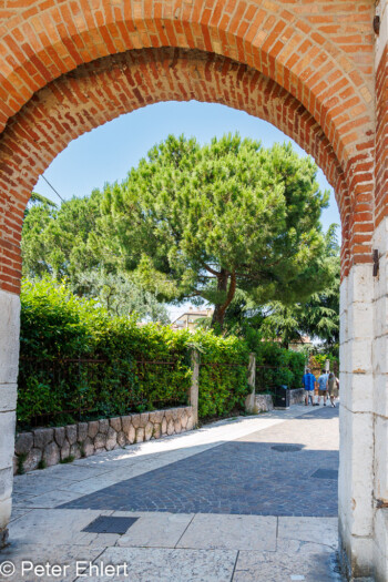 Durchgang Stadttor  Lazise Provinz Verona Italien by Peter Ehlert in Lazise am Gardasee