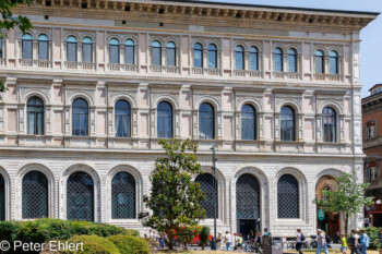 Bankgebäude  Bologna Metropolitanstadt Bologna Italien by Peter Ehlert in