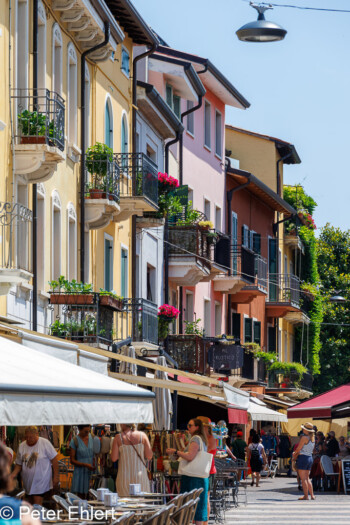 Gasse mit bunten Häusern  Lazise Provinz Verona Italien by Peter Ehlert in Lazise am Gardasee