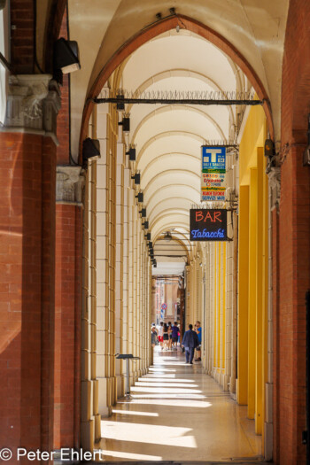 Arkaden  Bologna Metropolitanstadt Bologna Italien by Peter Ehlert in