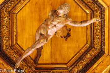 Schwebende Figur über dem Tisch  Bologna Metropolitanstadt Bologna Italien by Peter Ehlert in
