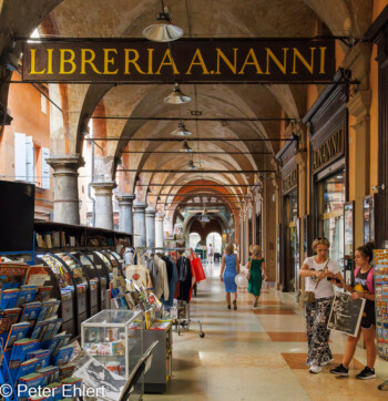 Arkaden mit Geschäften  Bologna Metropolitanstadt Bologna Italien by Peter Ehlert in