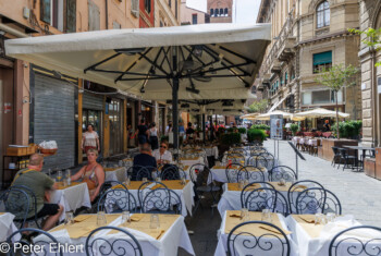 Restaurant aussen  Bologna Metropolitanstadt Bologna Italien by Peter Ehlert in