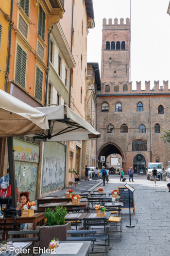 Durchgang Palazzo RE Enzo und Palazzo del Podesta  Bologna Metropolitanstadt Bologna Italien by Peter Ehlert in