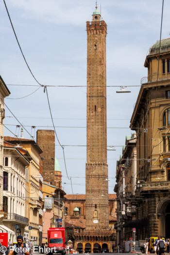 Torre degli Asinelli  Bologna Metropolitanstadt Bologna Italien by Peter Ehlert in