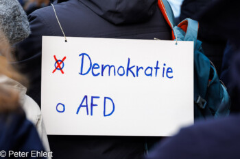 Plakat Demokratie wählen  München Bayern Deutschland by Peter Ehlert in