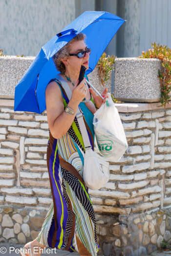 Frau mit Sonnenschirm  Bellaria-Igea Marina Provinz Rimini Italien by Peter Ehlert in Wellness in Bellaria